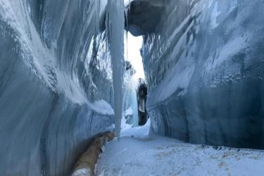 Holzwolle für Durchfluss im Gletscher