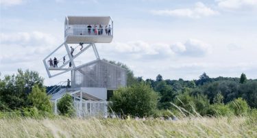 Der Aussichtsturm des Poissy Galore Observatoire erhielt den Preis im Jahr 2018. Seine «Aussichtshütten» sind nach oben spielerisch gegenei-nander versetzt und räumlich verzerrt. (Foto: Prix Acier/Iwan Baan)