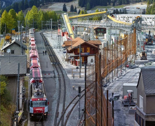 Der eindrückliche Installationsplatz beim Bahnhof Preda.