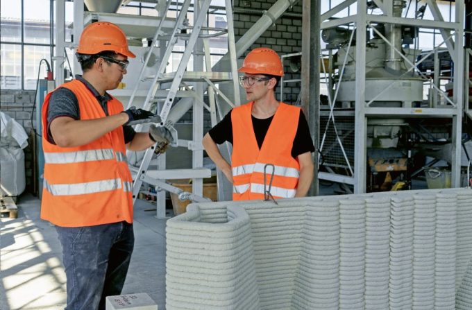 Die Projektleiter Hang-Pin Thi von Creabeton Matériaux und Manuel Aeschbacher vom Institut für Drucktechnologie der BFH.