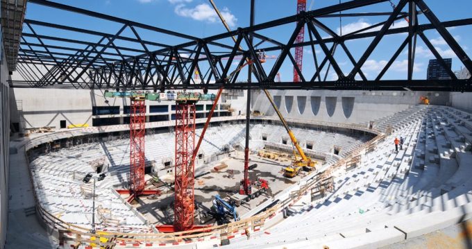 Nach über 70 Jahren Spielzeit im Zürcher Hallenstadion kann der Eishockeyclub ZSC Lions im August 2022 das neue Stadion in Zürich Altstetten beziehen. Mit Kosten von über 200 Millionen Franken entsteht ein einzigartiger Baukörper mit einem Volumen von 425 000 Kubikmetern.