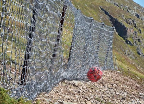 Die Steinschlagbarrieren sind mit hochfesten Stahldrahtnetzen ausgerüstet.