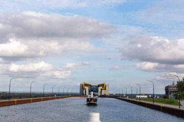 Wie ein riesiger Aufzug: Im Stahltrog des Schiffshebewerks Niederfinow können Schiffe von bis zu 110 Meter Länge in drei Minuten einen Höhenunterschied von 36 Metern überwinden. (Foto: Implenia)