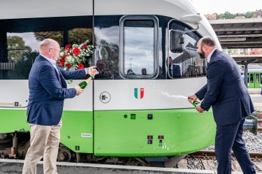 Staatsrat Laurent Favre und SBB-CEO Vincent Ducrot, taufen einen transN-Triebzug. (Foto: SBB)