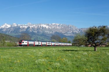 Mehrere Abschnitte der Bahnlinie im St. Galler Rheintal werden für rund 250 Millionen Franken zweigleisig ausgabaut. (Foto: SBB)