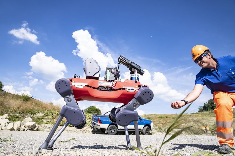 Der Roboterhund Glimpse wird in der mondähnlichen Kiesgrube Neuheim ZG für seine Aufgaben auf dem Mond getestet. (Foto: Kibag)