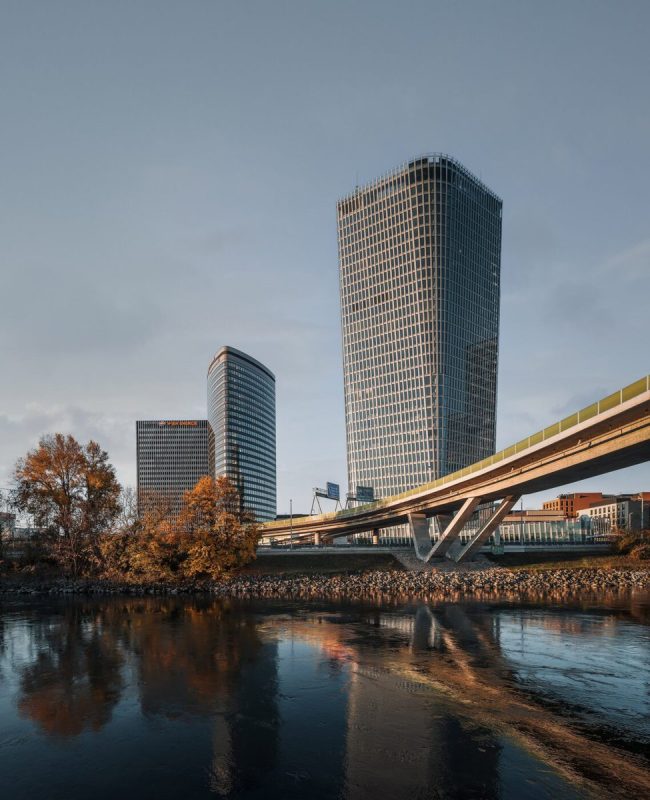 Der Austro-Tower nutzt das Wasser des angrenzenden Donaukanals als Energiequelle für die Wärme- und Kälteversorgung.