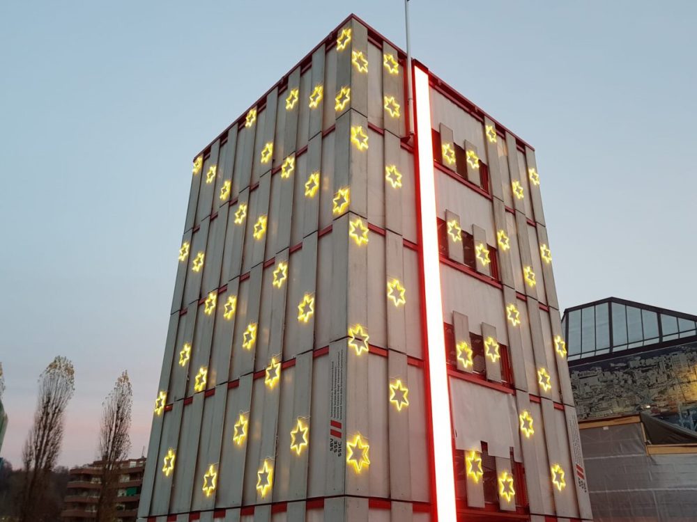 Mit Weihnachtssternen überzogener Tour d'Horizon im Verkehrshaus Luzern.