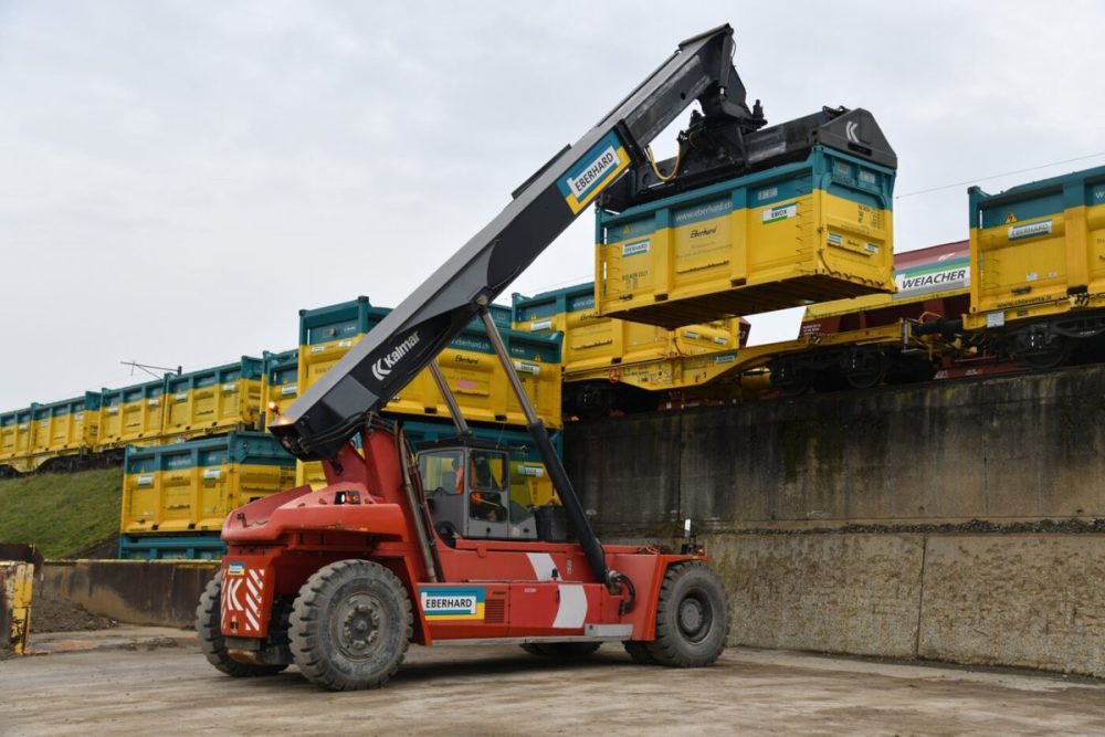 Die aus Dietikon kommenden Transportbehälter erreichen auf dem Schienenweg das Kieswerk Weiach. Dort wird jeder Container vom Zug gehievt und die 26,5 Tonnen Aushub entleert. (Foto: Eberhard)