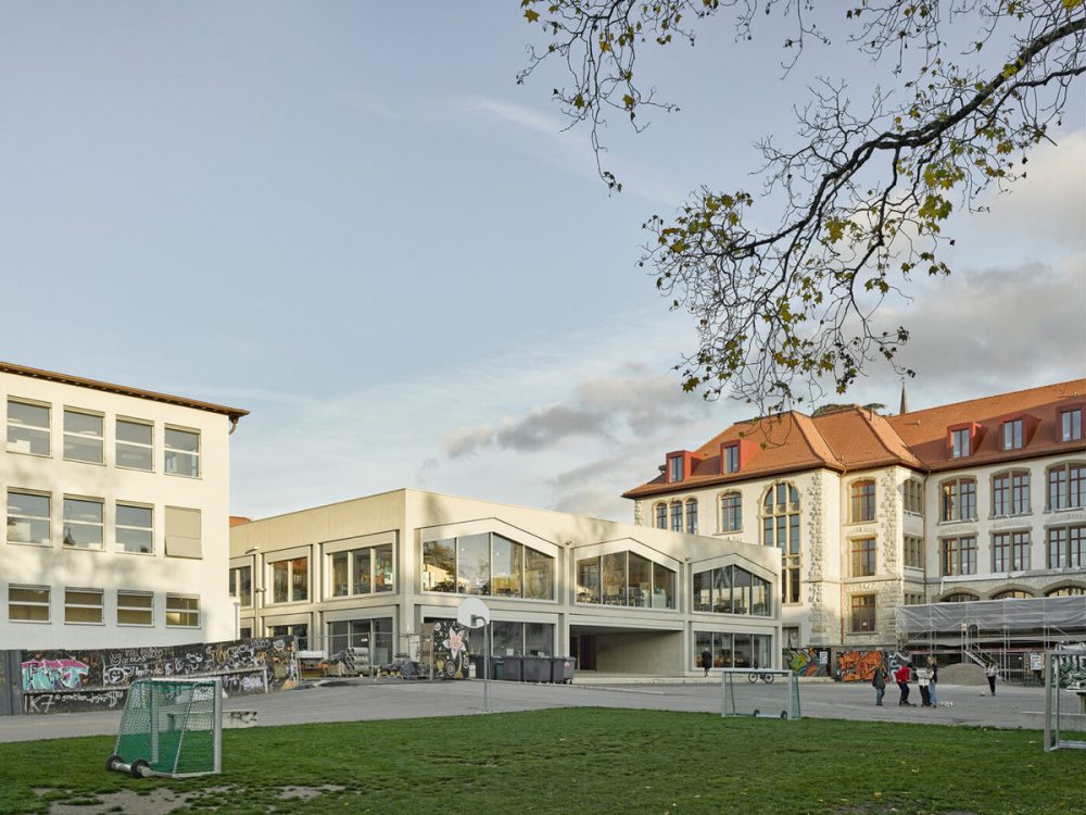 Blick auf das Areal der Schulanlage Hofacker mit dem Neubau im Zentrum. (Foto: pd)