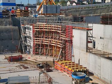 Implenia hat auf den Jahreswechsel 2023 den Bereich Schalungsbau an Peri veräussert. Bild: Peri Rundflex und Trio-Wandschalung im Einsatz bei einem Geschäftsbau in Cham (ZG). (Foto: pd)