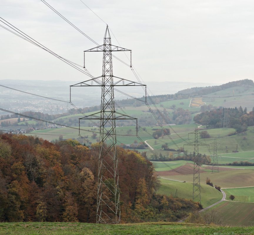 Die 380-kV-Freileitung Gösgen - Laufenburg zwischen Ittenthal und dem Kaistenberg. (Foto: Swissgrid)