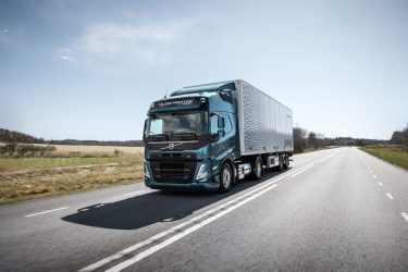 Ein Volvo FM mit einem LNG-Antrieb, der dank überarbeitetem Antrieb, mehr Leistung und grösseren Tanks nun mit noch mehr Effizienz und Reichweite glänzt. (Foto: Volvo Trucks)