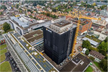 Umfangreiche Schutzmassnahmen wie die dunkle Hülle um das KSW-Hochhaus verringern während des Rückbaus Schall-, Staub- und Lichtemissionen. (Foto: Kanton Zürich)