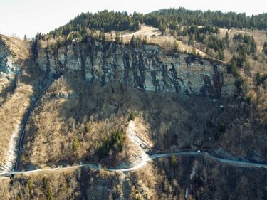 Auf diesem Strassenabschnitt zwischen Sevgein und Riein sollen neue Steinschlagschutzbarrieren errichtet werden. (Foto: Tiefbauamt Kanton Graubünden)