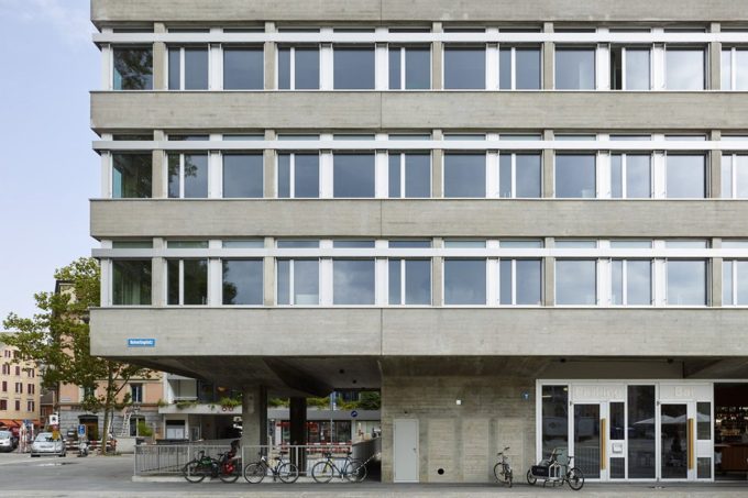 Beim Amtshaus Helvetiaplatz wurden die Fassaden ertüchtigt und eine Photovoltaikanlage auf dem Dach installiert. (Foto: Georg Aerni/Stadt Zürich)