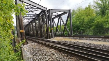 Links im Bild die untere, rechts die obere Brücke. Die Bauwerke sind mehr als 100 Jahre alt und müssen ersetzt werden. (Foto: SBB)