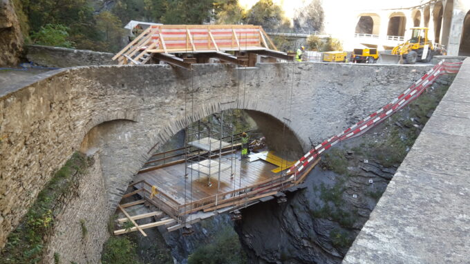 2016 erarbeitete das Tiefbauamt Graubünden ein Erhaltungskonzept, das von 2018 und 2022 umgesetzt wurde. Das Foto zeigt eine Brückensanierung der Kantonsstrasse in der Via Mala. (Foto: TBA GR)