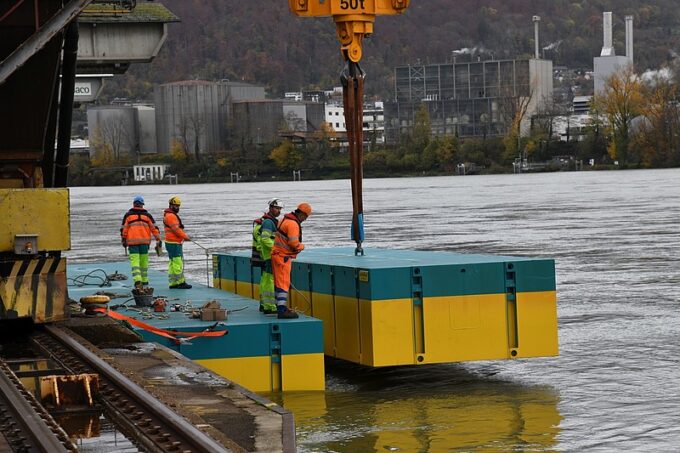 Im Auhafen von Birsfelden (BL) hievte ein Portalkran die Elemente des Pontons von der Bahn in den Rhein. 