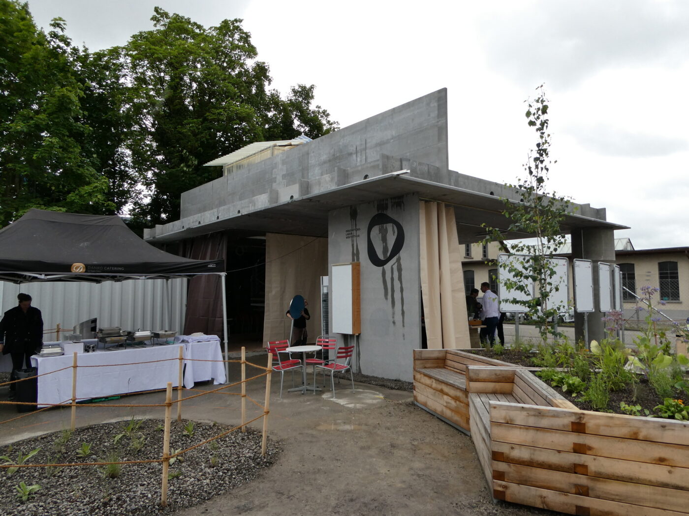 Im April ist der offene Pavillon im Osten der Stadt in wenigen Tagen aus vorgefertigten Elementen zusammengesetzt worden. (Foto: Massimo Diana)