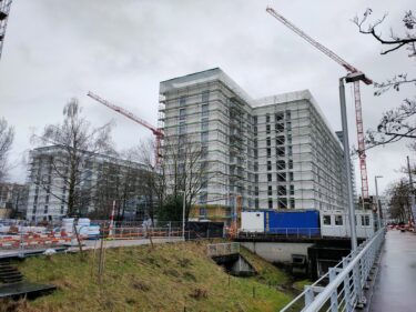 Antikollisionssysteme überwachen die Sicherheitsabstände zwischen den Kranen und können durch das Blockieren von Kranbewegungen im Überlappungsbereich Kollisionen verhindern. (Foto: Werner Aebi)