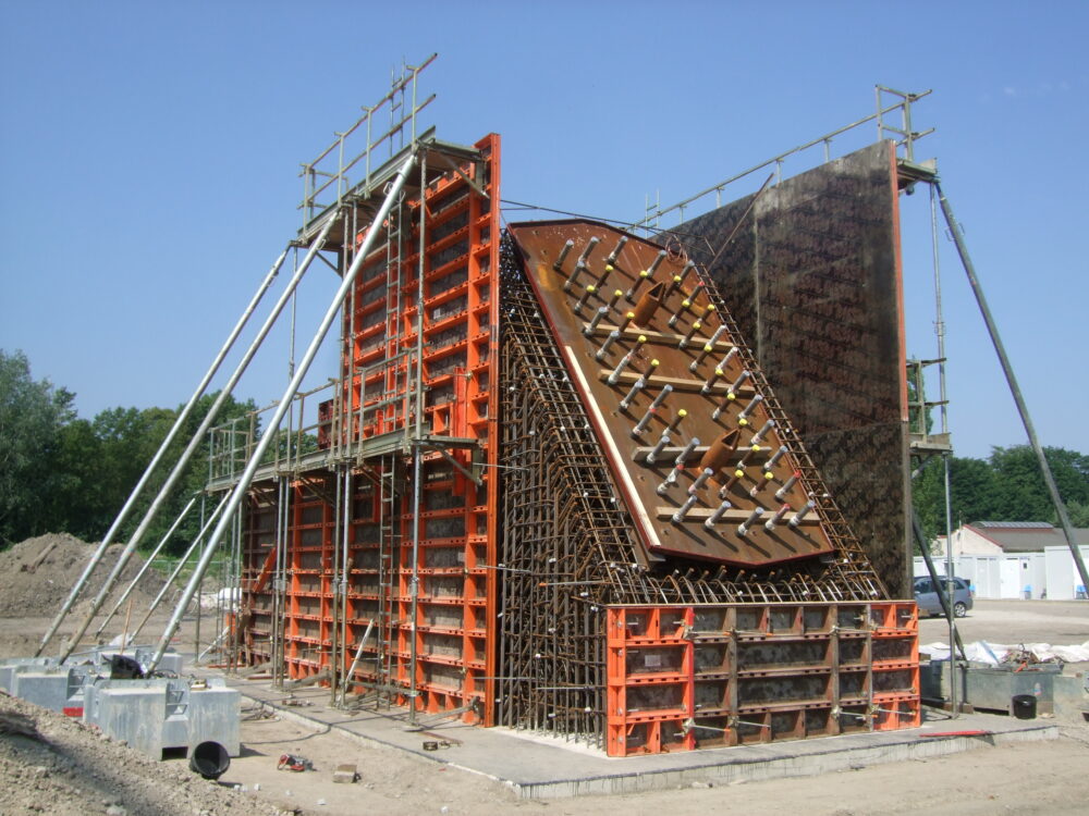 Über eine 160 Meter lange Bogenbrücke aus Stahl wurde die Strassburger Tramlinie D von ihrer heutigen Endhaltestelle Aristide Briand über das Vauban-Becken in Richtung Kehl (D) geführt. Sowohl für die beiden Brückenfundamente, als auch für die beiden Widerlager nutzte das ausführende Bauunternehmen Schalungssysteme von Paschal. (Foto: pd)