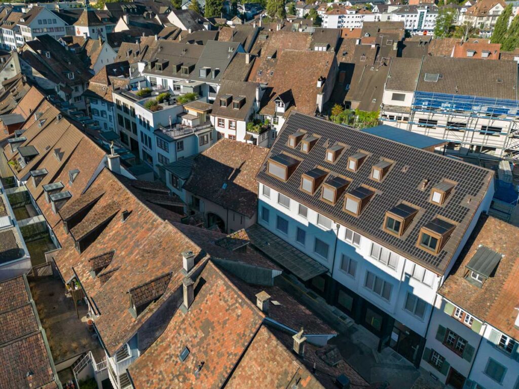 Im Gegensatz zu einer herkömmlichen Photovoltaikanlage fügen sich die Solarziegel unauffällig ins historische Ortsbild ein. (Foto: Gasser Ceramic/pd)