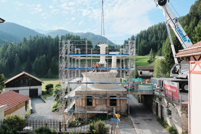 Die ersten digital gedruckten Säulen des Weissen Turmes wurden Anfang Juli nach Mulegns transportiert und am vorgesehenen Ort montiert. (Foto: Admill Kuyler)