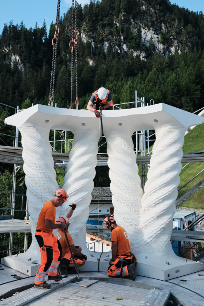 Die ersten acht vorgefertigten Säulen, die je 3,4 Meter hoch sind, wurden auf dem Sockel platziert. (Foto: Admill Kuyler)