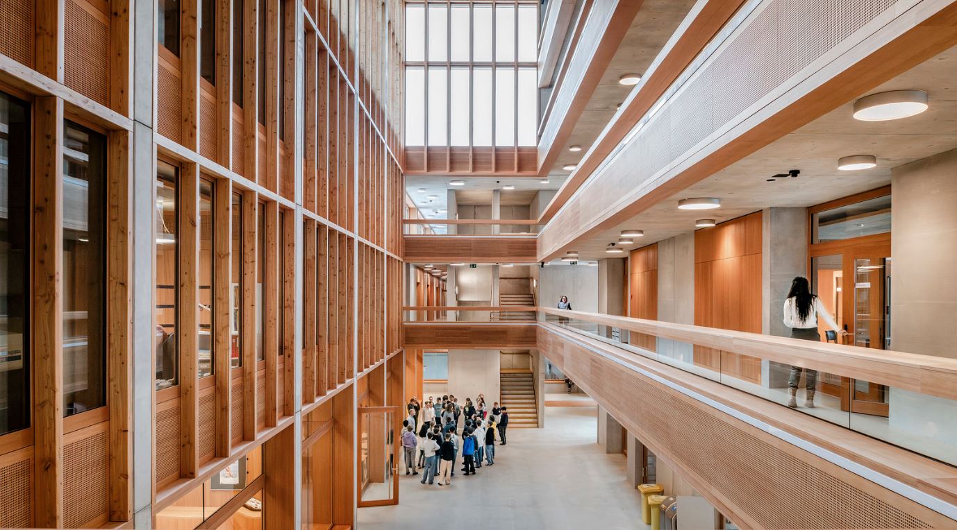 Blick vom 1. Obergeschoss ins Atrium. Die nördlichen Räume sind nach innen verglast und erhalten so Tageslicht durch das Atrium. (Foto: S. Goldschmid)