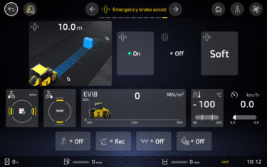 Anzeige und Bedienung des Assistenzsystems erfolgen über den serienmässigen Berührungsbildschirm der schemelgelenkten Tandemwalzen. (Foto: pd)