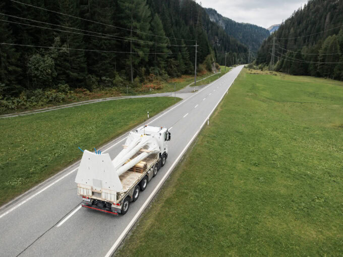 Die Säulensegmente wurden mit Lastwagen von Savognin, wo sie hergestellt wurden, nach Mulgens transportiert. (Foto: Benjamin Hofer)