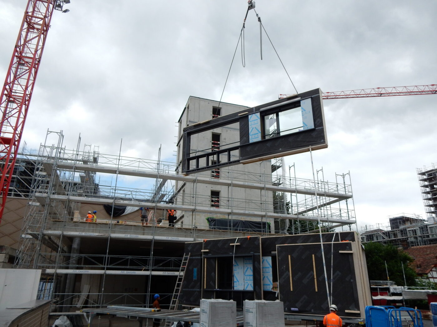 «Holzbau mit System» ist von Fachleuten geschrieben, die mit ihrem baupraktischen Tun dort stehen, wo sich der Holzbau abspielt und sich stetig weiterentwickelt. (Foto: Massimo Diana)