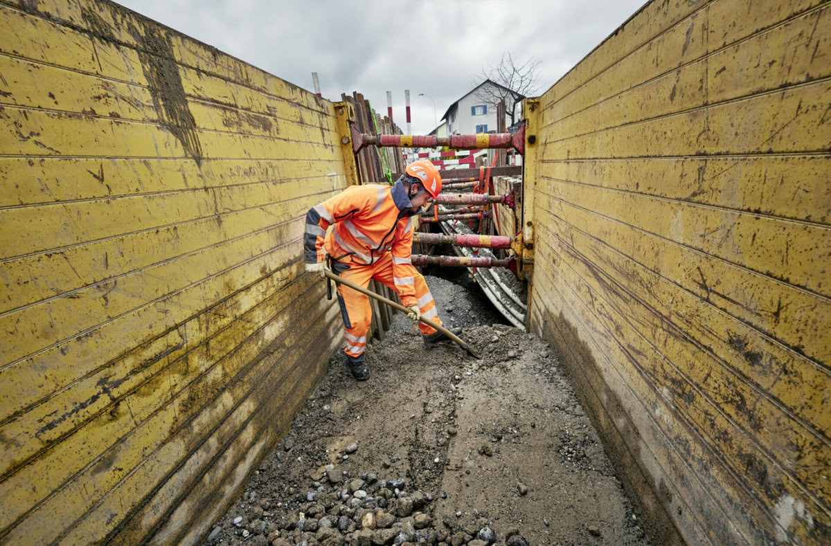 Das BfA-​Merkblatt «Schutz vor Verschüttungen bei Aushubarbeiten» bietet praktische Anleitungen zur Sicherung von Gräben und Baugruben. (Foto: sbv)