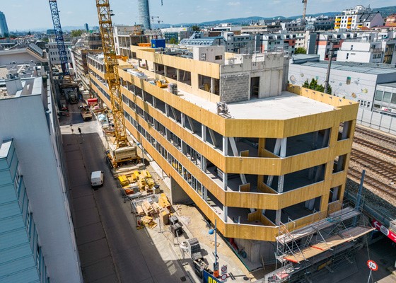 Da sich der Gebäudekomplex am Bahnhof Floridsdorf direkt über der U-Bahn-Wendeanlage und neben den S-Bahn-Gleisen befindet, lag das Augenmerk der Planung auf dem Schallschutz und der elektromagnetischen Trennung des Gebäudes. (Foto: ATP)