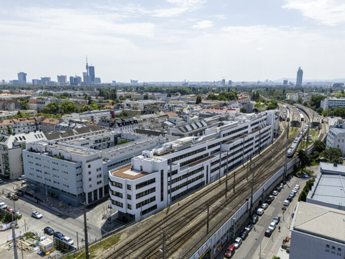 Mit dem Gebäudekomplex „Grand Central“ am Verkehrsknotenpunkt Wien Floridsdorf sollten das Potential der boomenden Region nördlich der Donau genutzt und dringend benötigte Büromietflächen zur Verfügung gestellt werden. (Foto: ATP)