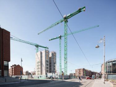 Die grünen Liebherr-Krane errichten in der Hartcourt Street einen Bürokomplex mit Cafés und Restaurants. (Foto: pd)