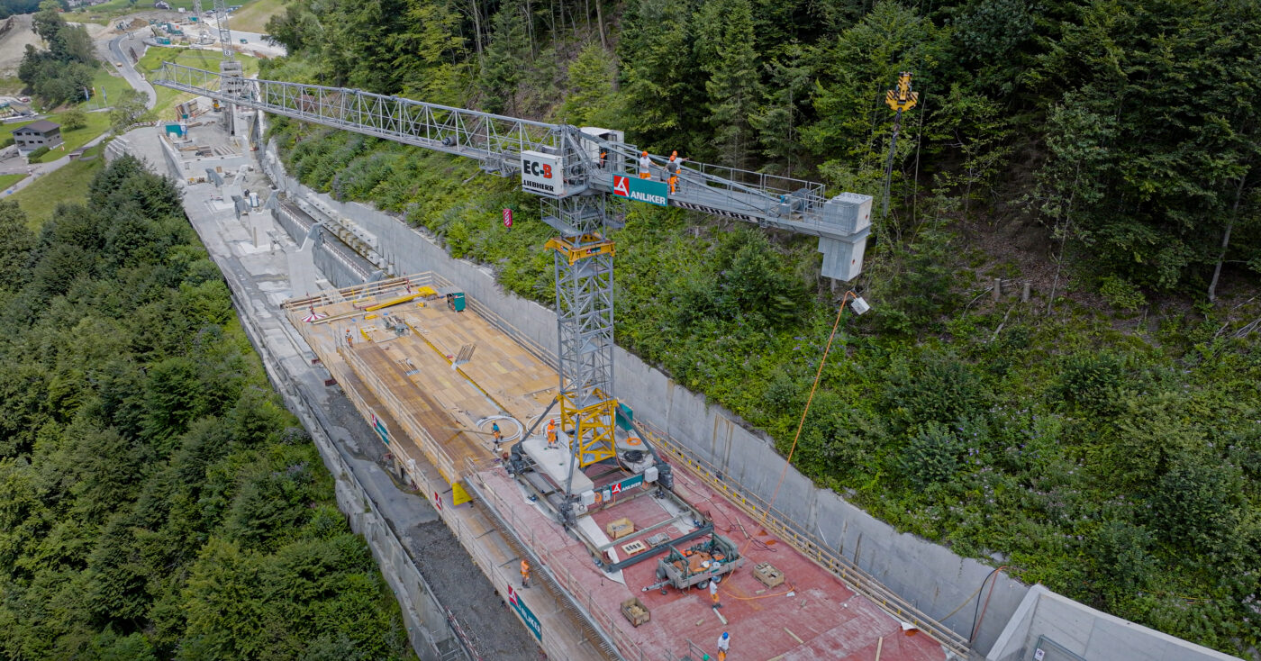 Die Sonderanfertigung des fahrbaren Liebherr Turmdrehkrans 172 EC-B 8 Litronic ist auf derselben Linie wie das Lehnenbauwerk montiert. (Foto: pd)