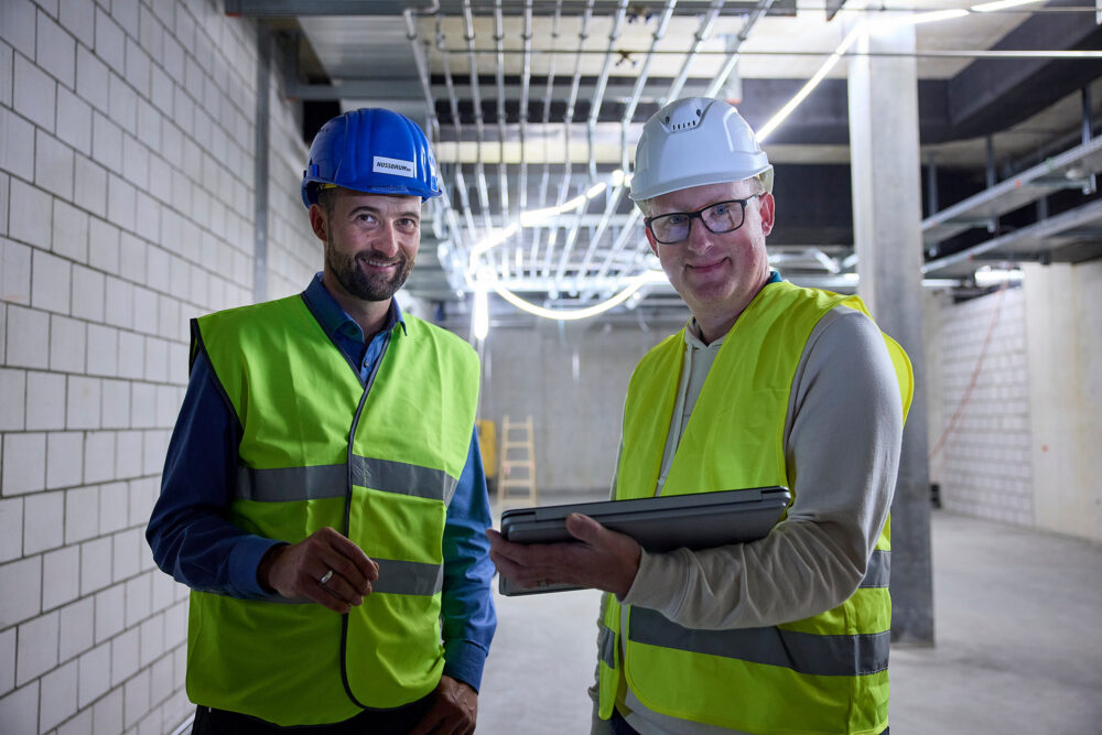 Das Tablet ersetzt den Papierplan: Alexander Müller (links) und Stefan Wüst bei der Arbeit auf dem neuen Suissetec-Campus. (Foto: pd)