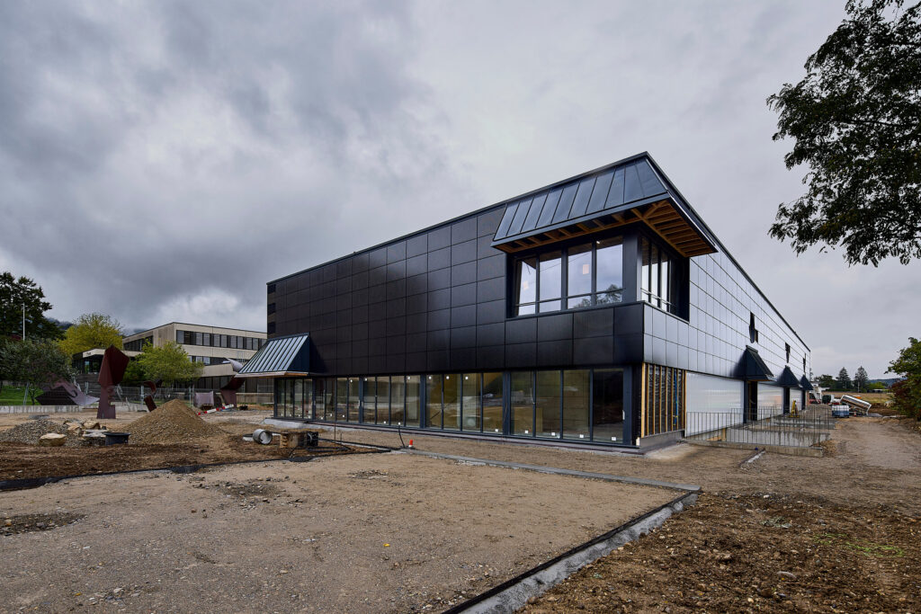 Der Neubau in Lostorf ist gleichzeitig Unterrichtsraum, Werkstatt und Studienobjekt. (Foto: pd)