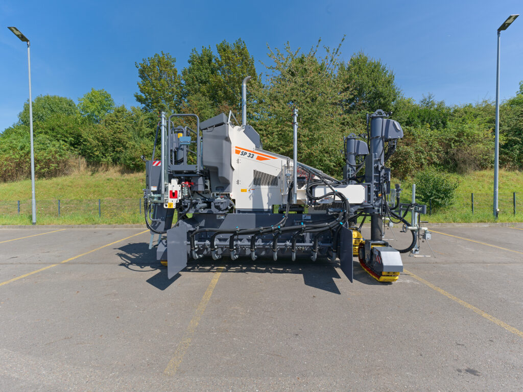 Das Steuerungssystem Auto-Pilot 2.0 ist fester Bestandteil des Gleitschalungsfertiger SP 33 und unterstützt den Bediener beim Betoneinbau ohne Leitdraht. (Foto: pd)