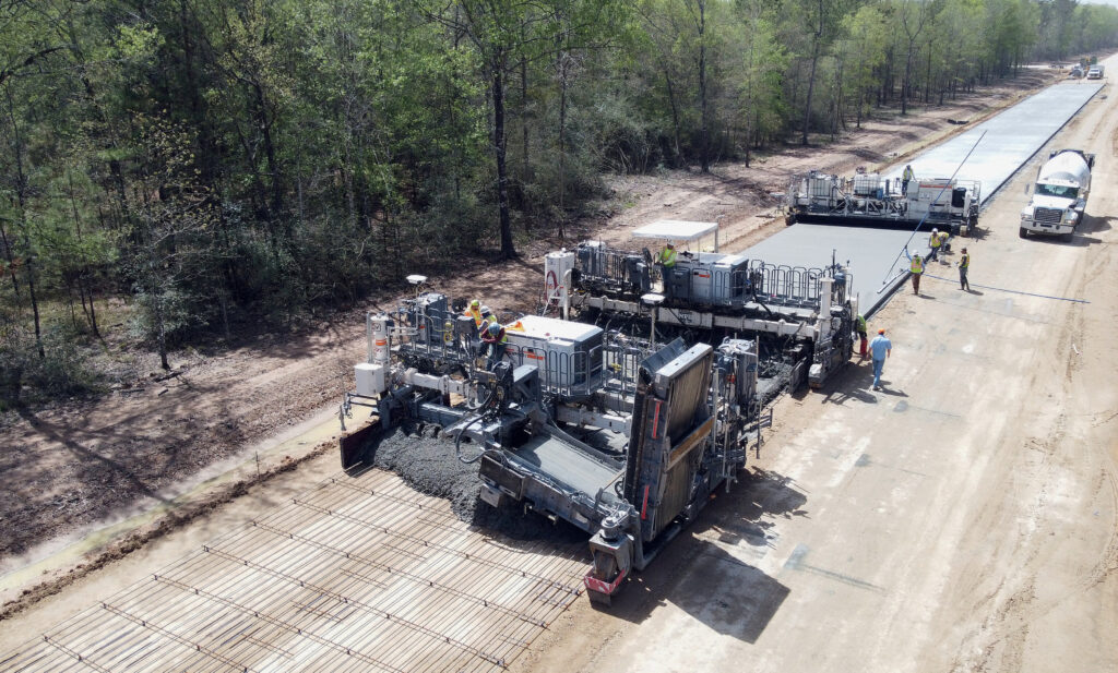 Ein Wirtgen-Betoneinbauzug: Beim Einbau mit vorgelegter Bewehrung kommen in der Regel Seitenbeschicker, Gleitschalungsfertiger und Nachbehandlungsgerät zum Einsatz. (Foto: pd)