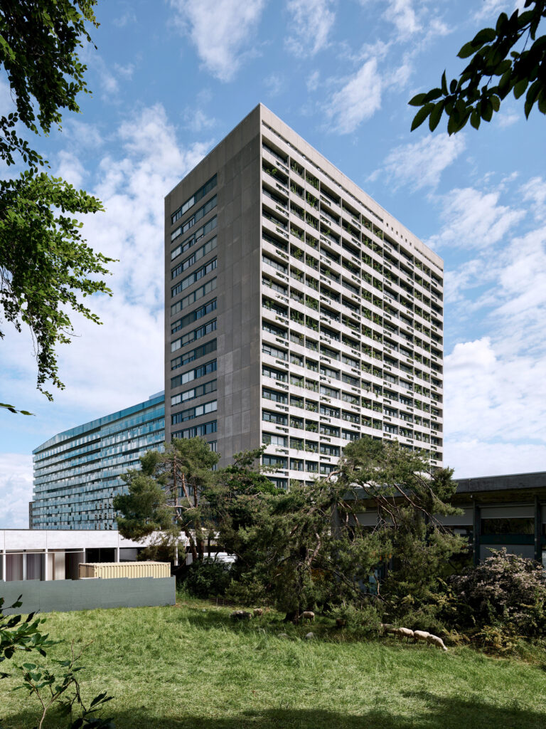 Das 1970 erstellte Hochhaus mit dem neuen Bettehnaus von 2016. (Foto: Hannes Henz/pd)