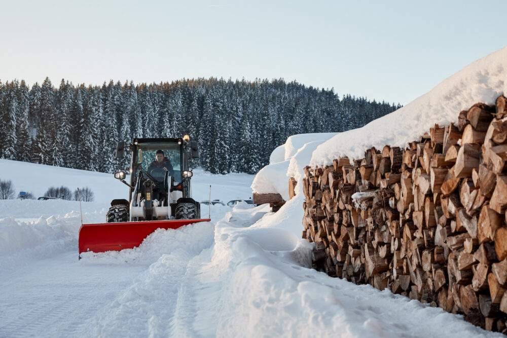 Der Schneeräumschild, der in sieben Breiten von 152 bis 274 cm erhältlich ist, wurde für die schnelle Beseitigung von leichtem bis mässigem Schnee auf Gehwegen und Einfahrten entwickelt. (Foto: pd)