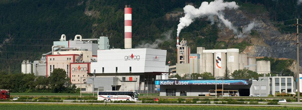 Zwei energieintensive Industriebetriebe im bündner Rheintal: Das Holcim-Zementwerk Untervaz und die Kehrichtverbrennungsanlage Trimmis. (Foto: Theodor Stalder/pd)