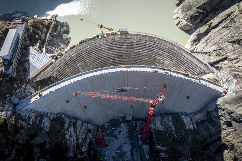 Alte und neue Spitallammstaumauern im Herbst 2024. (Foto: David Birri/KWO)